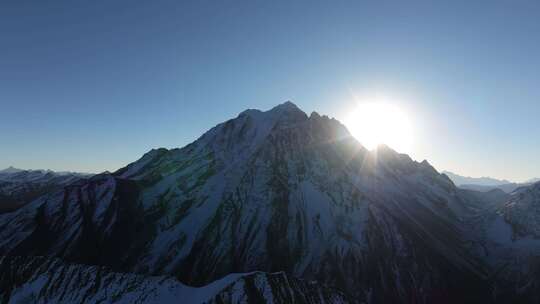 航拍雅拉雪山