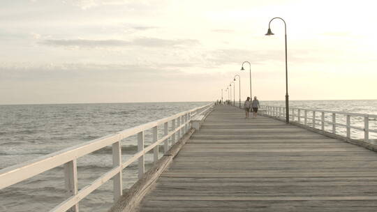 国外沙滩漫步单镜头4K素材