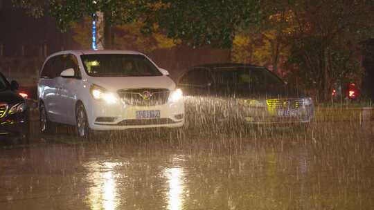 城市夜晚下大雨