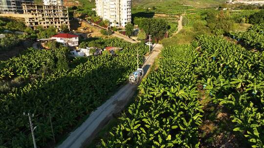 混凝土卡车前往建筑工地鸟瞰图