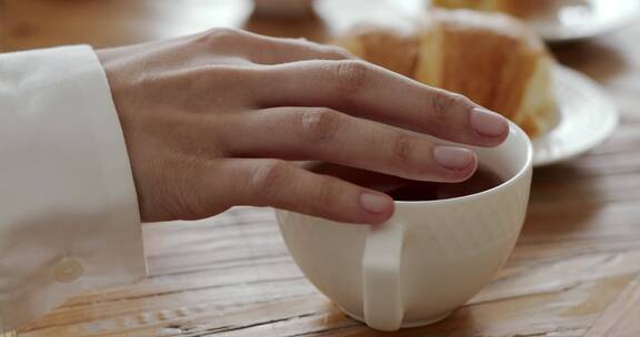手指划过咖啡杯口