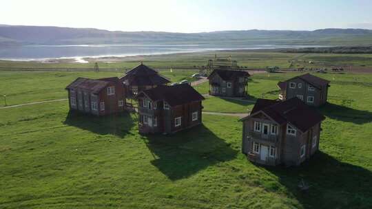 草原上的房屋俯瞰画面