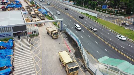 航拍泥头车工地装土道路上行驶