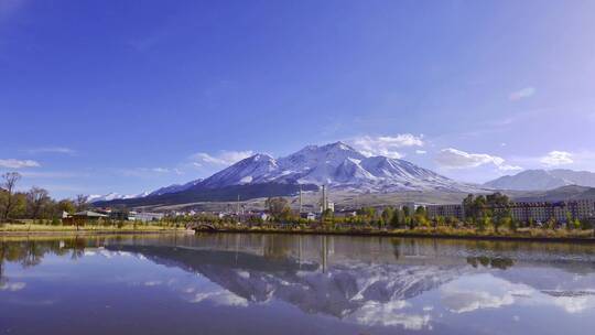 新疆雪山湖面倒映延时美景