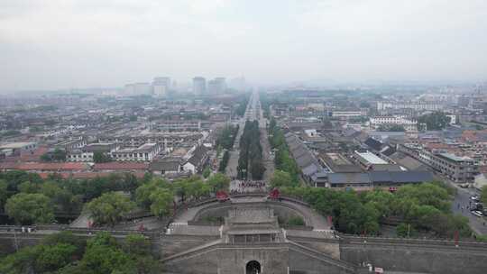 古建筑前传统仪式活动场景