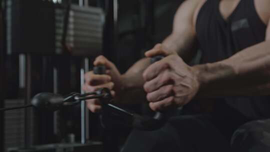 男子在健身房用健身器材健身视频素材模板下载