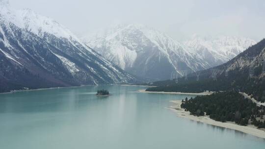 航拍冬天的西藏然乌湖雪景