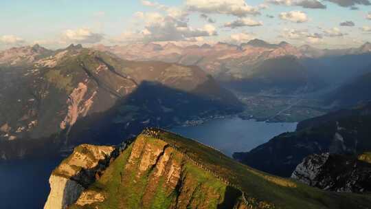 在瑞士的金色夏日日落期间，围绕尼德鲍恩·
