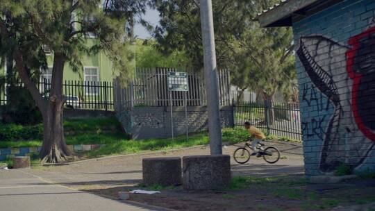 骑自行车摔倒的男孩视频素材模板下载