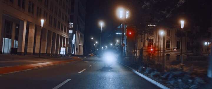 城市中夜间驾驶的摩托车