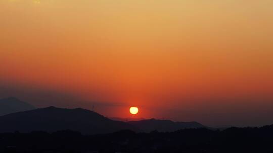 群山日落延时唯美乡村夕阳黄昏傍晚天空云朵