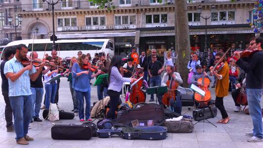 一个穿着便装的交响乐团在巴黎街头演奏音乐