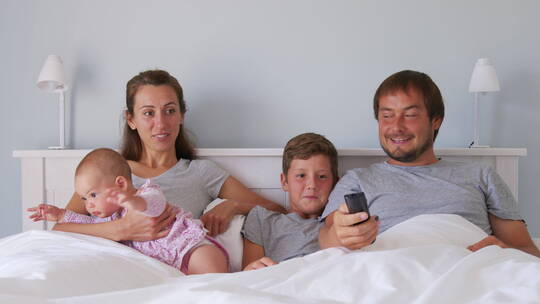 一家人在床上看电影视频素材模板下载