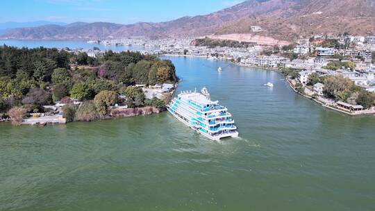 大理双廊南诏风情岛的旅游船