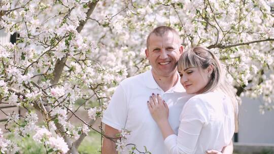 夫妻站在开花的树旁