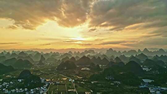 夕阳下的乡村与群山远景