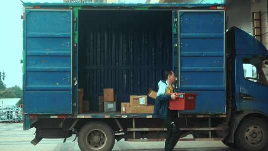货拉拉卡车在卸货1视频素材模板下载