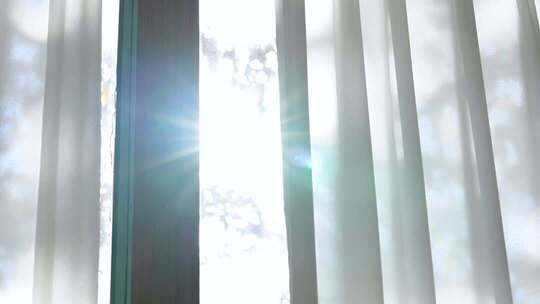微风吹动窗帘 阳光照射白色窗帘