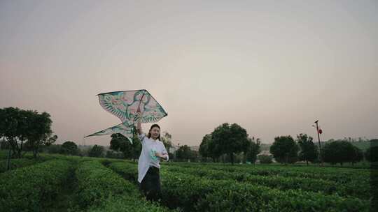 唯美女孩夕阳下放飞风筝