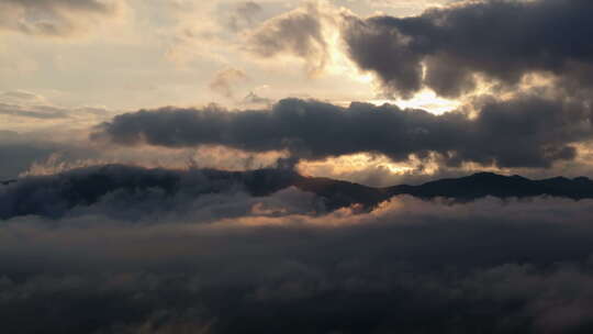 太阳从云缝中照出来，打红了山间的云雾视频素材模板下载