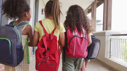 不同女孩在学校走廊散步和交谈