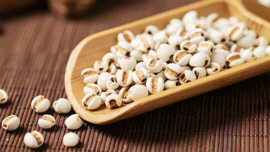 木勺中盛放的薏米食材
