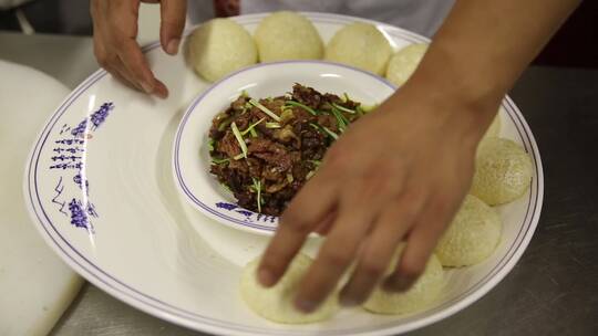 饭店后厨制作老北京炒烤肉夹馍