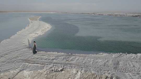 青海海西大柴旦翡翠湖碧水小路人物