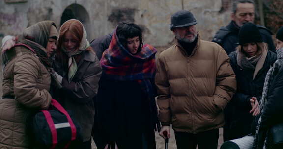 一群在寒冷天气中挣扎的战争难民