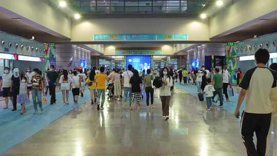 深圳展览会展中心参观戴口罩人群