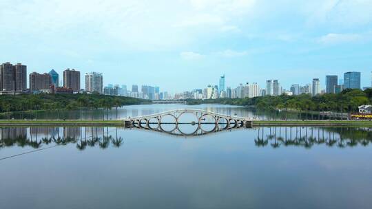 前推航拍广西南宁天际线南湖公园天空之镜风景