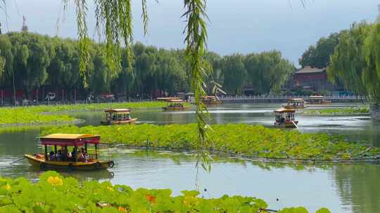 夏季北京首都东城区北海公园湖上游船