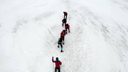 西藏拉萨当雄廓琼岗日雪山洛堆峰登山视频素材模板下载