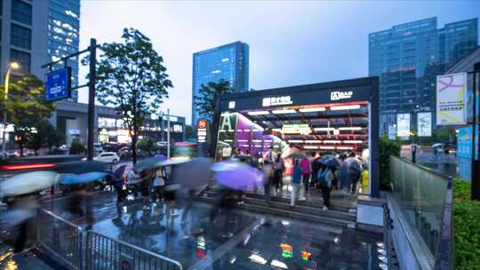 杭州滨江区聚才路地铁站下雨天地铁进站人流