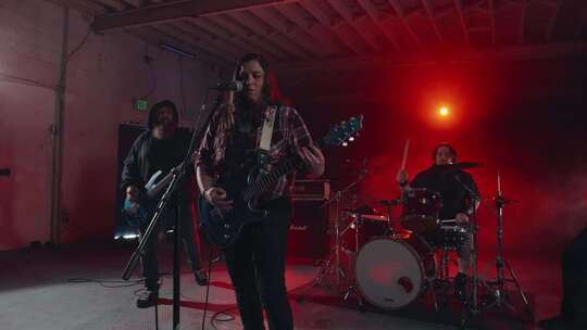 充满活力的摇滚乐队在室内现场表演