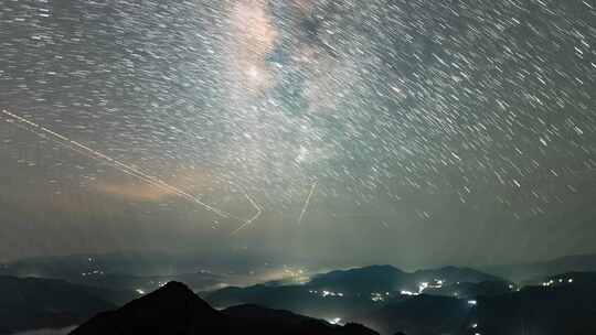 飞机航迹与星空星轨群山延时-桂林资源县