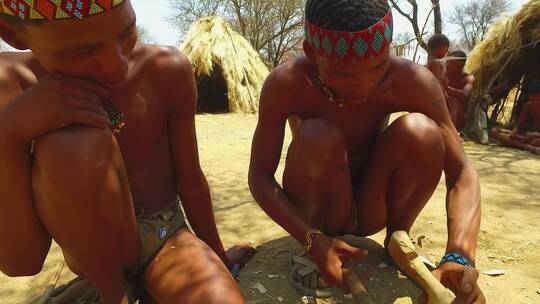 非洲纳米比亚一个原始小村庄的非洲桑部落人木雕