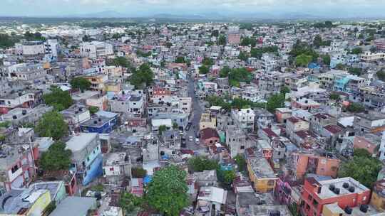圣多明戈郊区的低级社区，主要街道和交通。