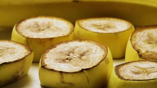 香蕉片是腐烂的霉菌和细菌水果很快变小和皱纹腐烂时间推移
