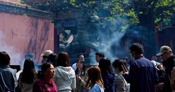 北京雍和宫烧香祈福的人群