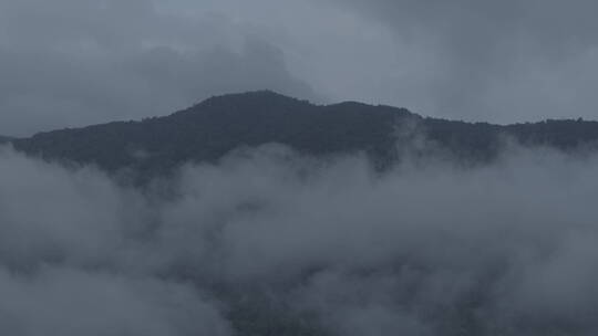 航拍云雾中的山