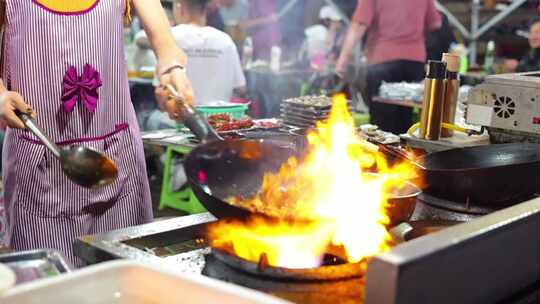 城市中的烟火气 夜市里的火爆炒视频素材模板下载