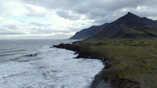 冰岛海边的小山