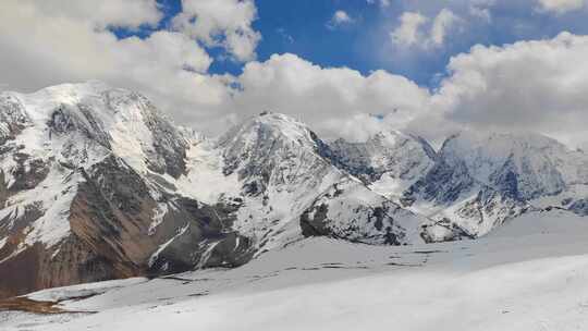 川西垭口观景台观横断山脉贡嘎山群峰风光