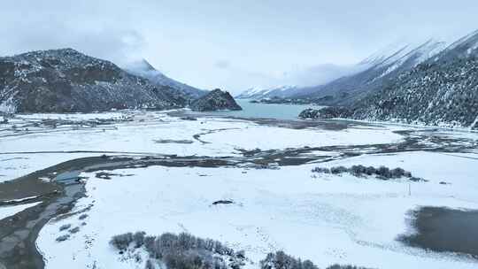 西藏昌都然乌湖和雪山雪地森林湖泊雪景航拍