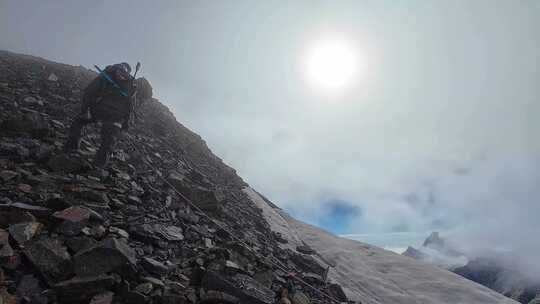 攀登四川岷山山脉雪宝顶的登山者