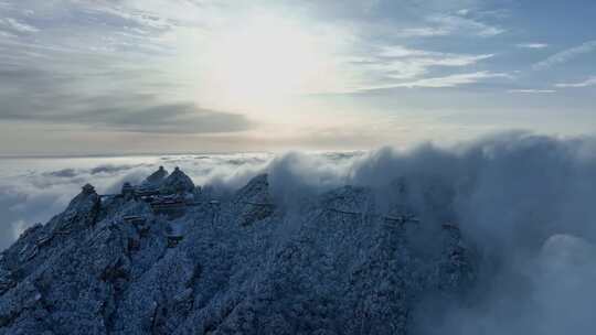 河南老君山清晨雪后云海日出航拍