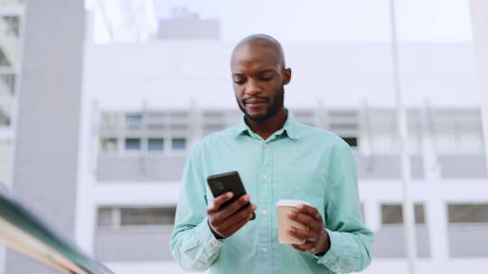 黑人，在城市里打电话和喝咖啡，用于交流、视频素材模板下载