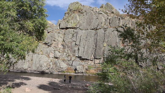 溪流上方的岩石墙特写镜头