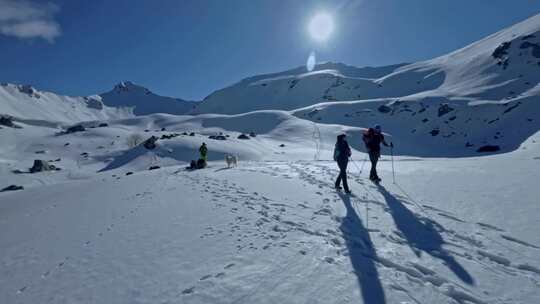 FPV穿越机无人机航拍雪山登山滑雪日出阳光